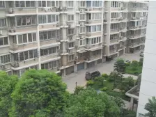 房子在镇中芯,热闹人多,满伍的