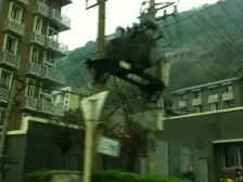 李子坝轻轨站楼上电梯江景两房,出行便利。