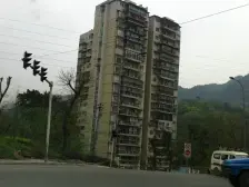 房屋价格便宜,出入方便,楼下公交车,菜市场,.