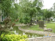 房子在一楼,带一个朝南小花园,南面一排,私密性好