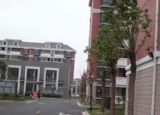 精装修,租金3500+,低楼层,出行便利