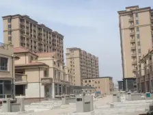 此房处于小区中间位置,背靠别墅区,环境安静