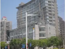 海天大厦,另带院子和平台80平左右,采光好,位置好