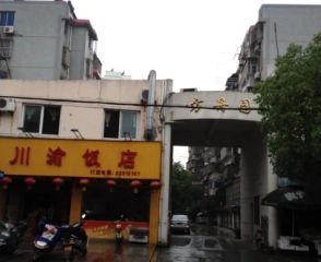 楼层好,二房朝南,门口就是美食一条街。