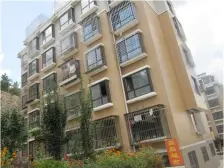 房子是地热车库上一楼,光线好装修保持行,能拎包即住