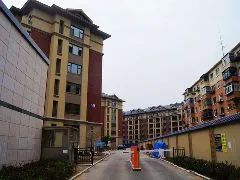 一楼,带地下室,花园40平,看房提前联系