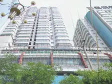 此房子满五,三室两厅,东南户型,有院子,地下停车场