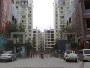 体育馆旁边电梯,装修带家具家电,拎包入住