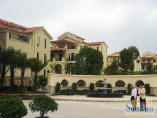 新世纪领居边位靓别墅出售,有前后大花园和三个停车位