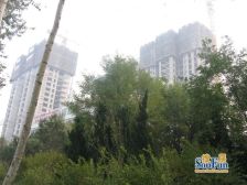 此房为小高层,封闭小区电梯房中高楼层格局方正采光好