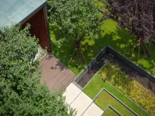 此房是业主诚心出售,四房两卫,中间位置,安静