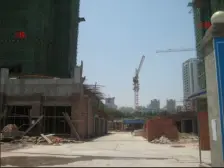 业主精致2房带精品家具家电出售。小区门口就是轻轨站