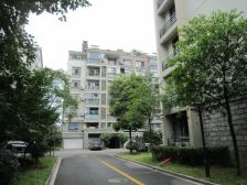 此房为排屋,小区闹中取静,采光充足视野开阔