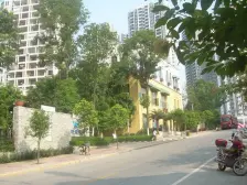 位于主干道龙透关旁,精装电梯大四房