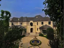 汽博中心 融创尊爵堡二期八房1800万