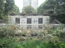 房子旁就是回龙湾小市王氏,水井沟沱一桥出入方便