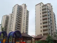 边套别墅 带三面大院子 进出小区方便 诚意出售