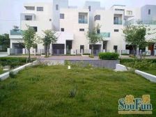 小区管理严谨,干净整洁。全明户型,方形板正.