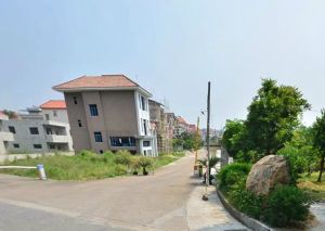 新城区独栋别墅,占地大,已经起好框架,环境舒适