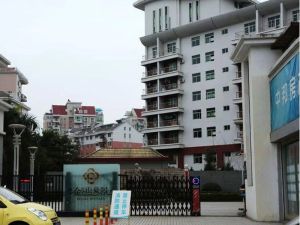 四开间朝南,正4房,户型方正采光顶,不沿街的户型
