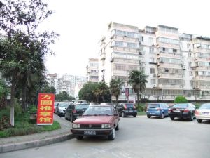 德民花苑电梯房中间楼层、精装有车库!
