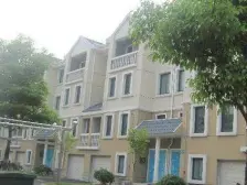 两房朝南,一房朝北,客厅南北通,南面临河,视野开阔
