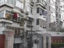 小区内部配,儿童游乐设施,地下停车场。距10号线194米。