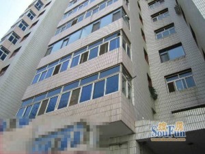 易磊华庭电梯三室两卧室和客厅朝南采光好有钥匙