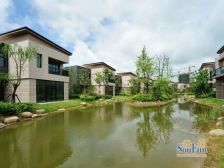 双拼别墅,南进门,户型方正,有大花园和地下室。