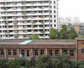 东方广场商圈2000年的楼龄,3房格式,可拎包入住