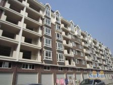 这套房子已经满两年,电梯小高层中间楼层,位置不丑