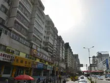 此房子是楼梯房 户型方正 一梯三户 主干道 地铁