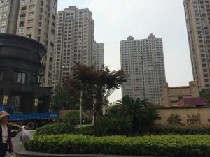 好楼层纯毛坯诚心出售价格包含一个产权车位