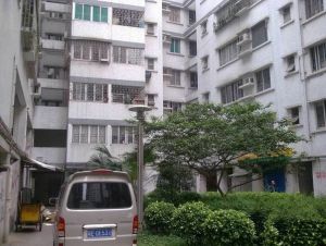 东方广场商圈,电梯中层,交通便利,楼层好采光充足