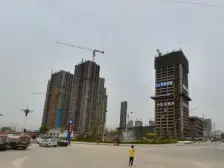 精装修南北通透小三室,交通便利,配套设施齐全