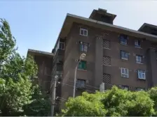 房子是1楼的,框架楼,有小区,可以停车