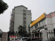 濠河边地铁口楼中楼,六房出售,出入方便,生活便利。