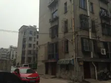 濠河边地铁口楼中楼,六房出售,出入方便,生活便利。