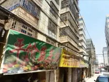 广场次新房电梯高层,三室两厅南北通透,有院子可停车