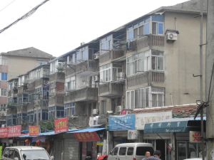 将军二园次顶楼2室1厅采光好诚心卖各付价格好谈