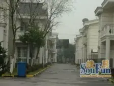 经典溢盈河畔别墅,让您体验宽敞舒适的家居生活