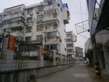 师范桥新村,房东诚心出售,交通便利。