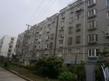 此房在马路边上,前一排,光线好