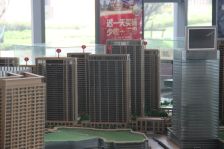 火车站旁地铁口年轻人上班吃喝玩乐便利