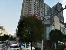 此房位于C B D商圈,地段繁华,