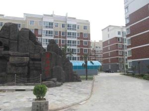 蓝爵世家大三房在电梯带电梯,落地大阳台,看房方便。