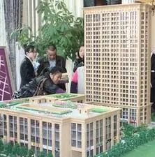 这套房子房东精装自住二房,保养的好,楼层好