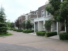 小区环境安静,绿树成荫,居民素质高