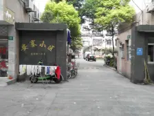 地铁口一楼带院子南北两房业主诚心出售