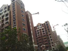华岩商圈 华宇叠拼别墅 带花园 有车位 位置安静!
